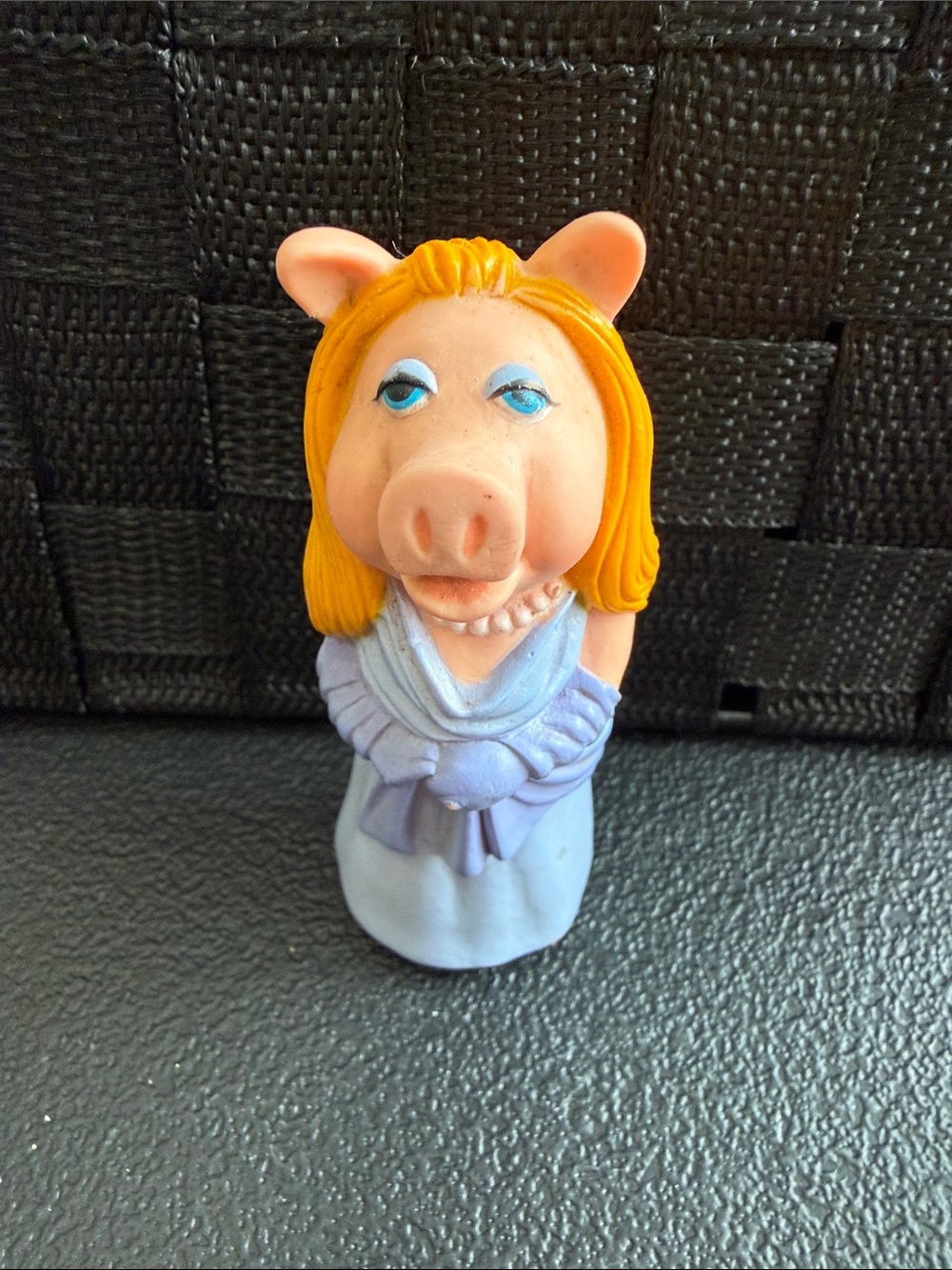 VINTAGE Miss Piggy Toy Figurine Henson Assoc. Inc. 1976-1978 FINGER PUPPET